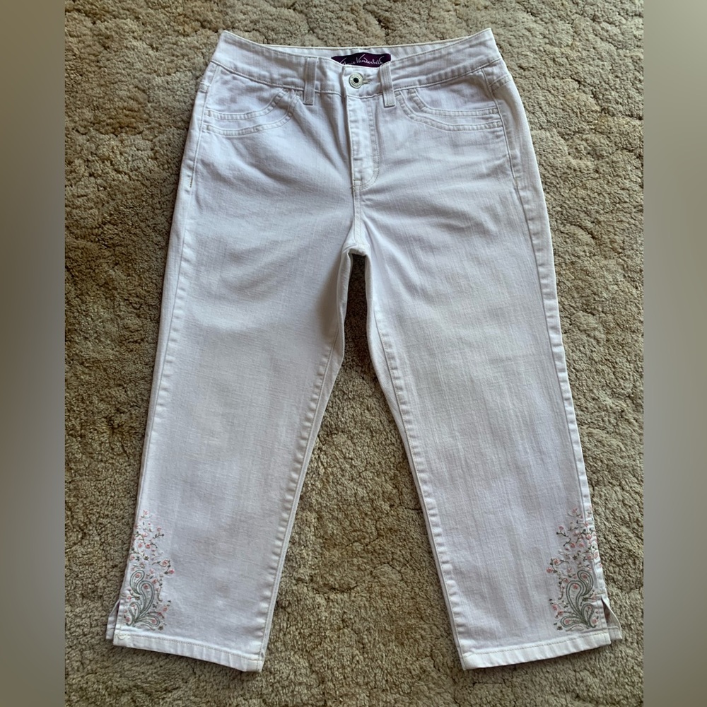 EUC Gloria Vanderbilt Women's Classic White Floral Appliqué Capri Jeans Size 8